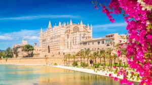 Read more about the article Majorka – gdzie jechać, żeby nie trafić w imprezowy chaos?